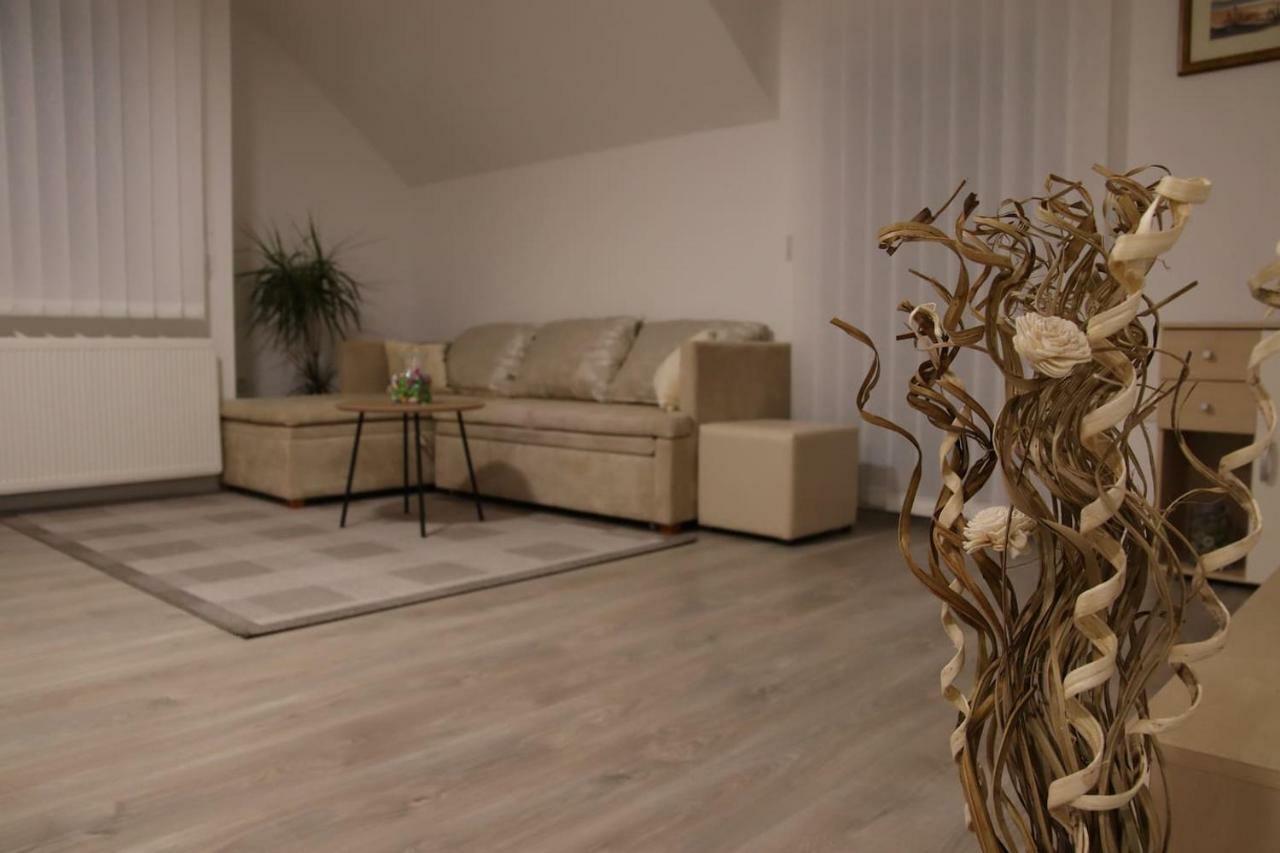 Apartman F&F Otocac Bagian luar foto