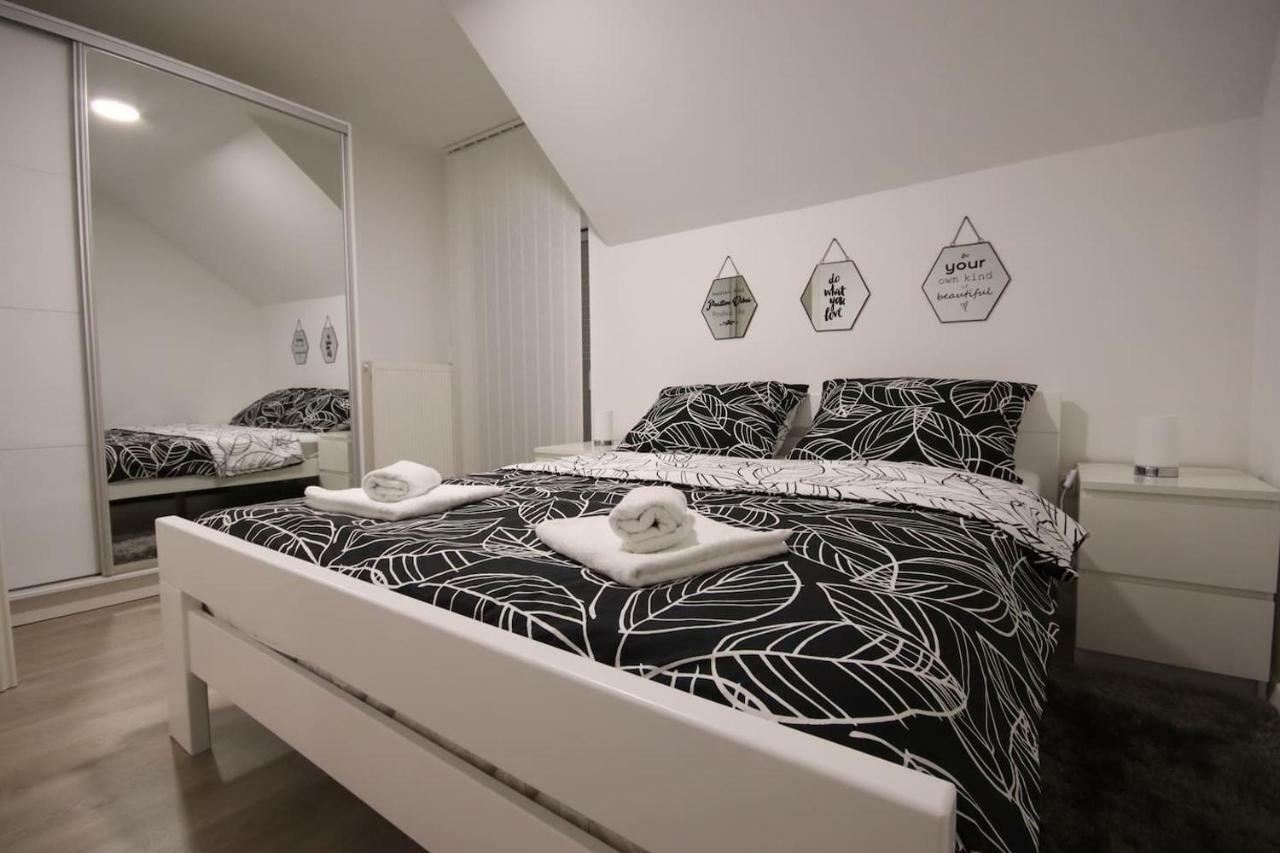 Apartman F&F Otocac Bagian luar foto